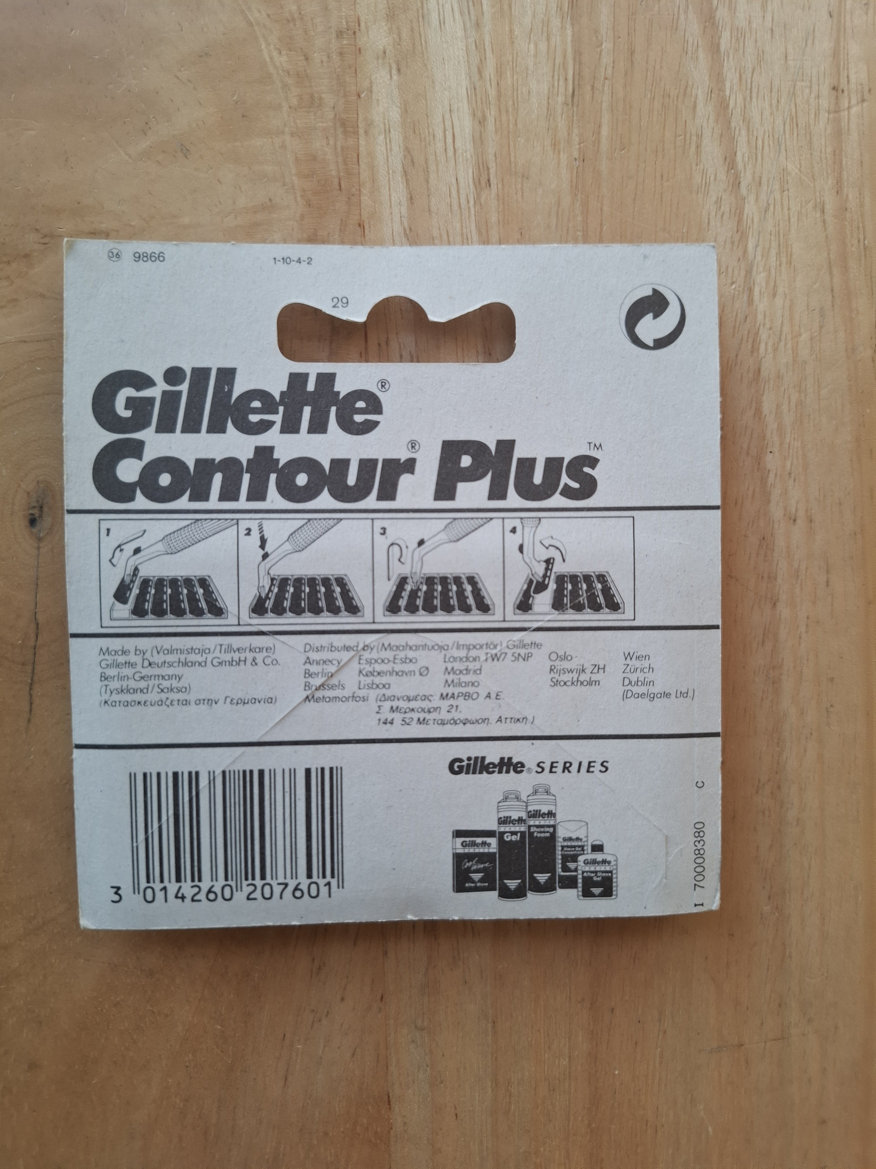 Gillette Contour Plus card back, showing barcode, batch code, distributor list and four-step instructional pictogram