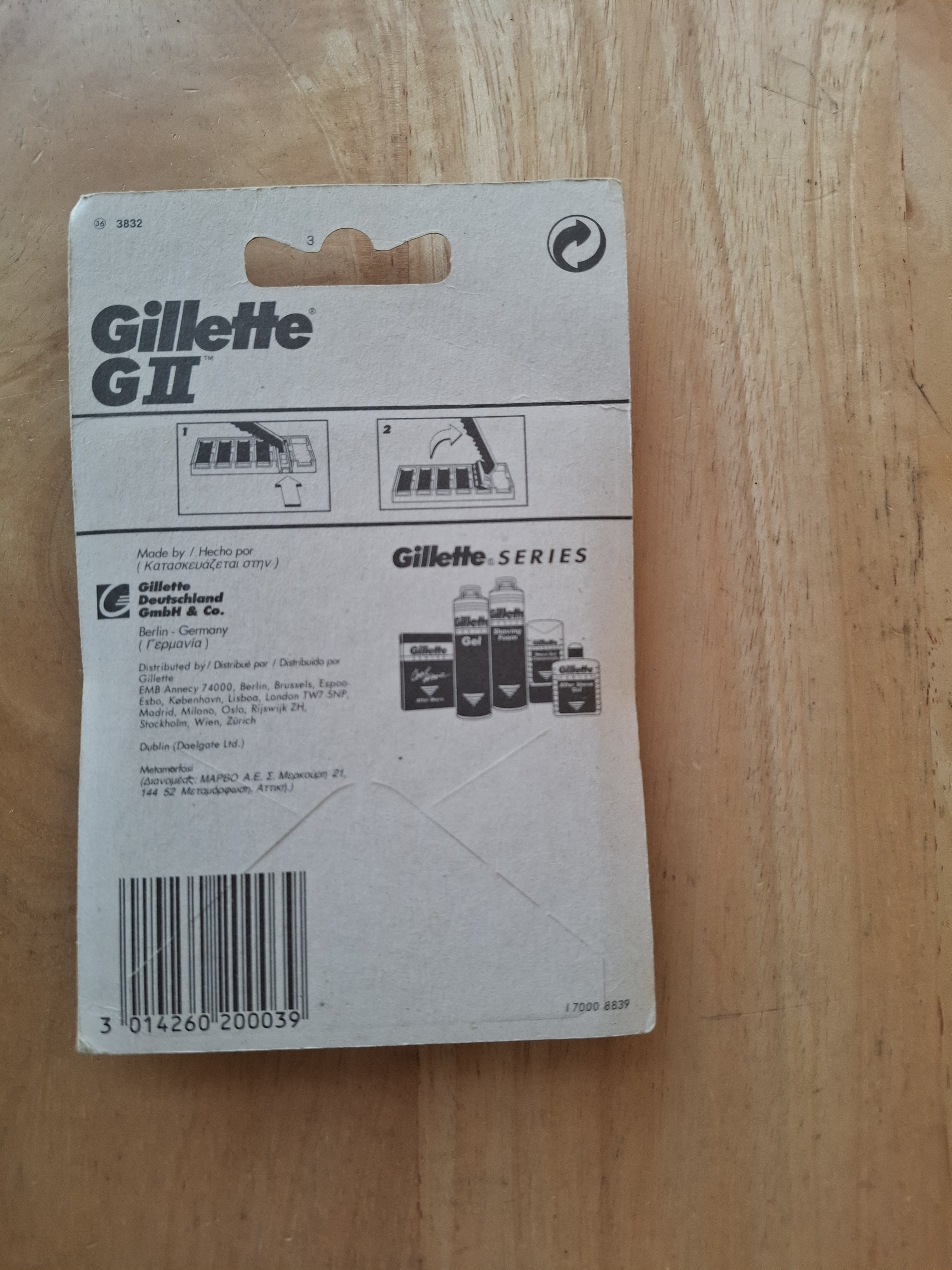 Gillette GII card back, showing barcode, batch code, distributor list and two-step instructional pictogram