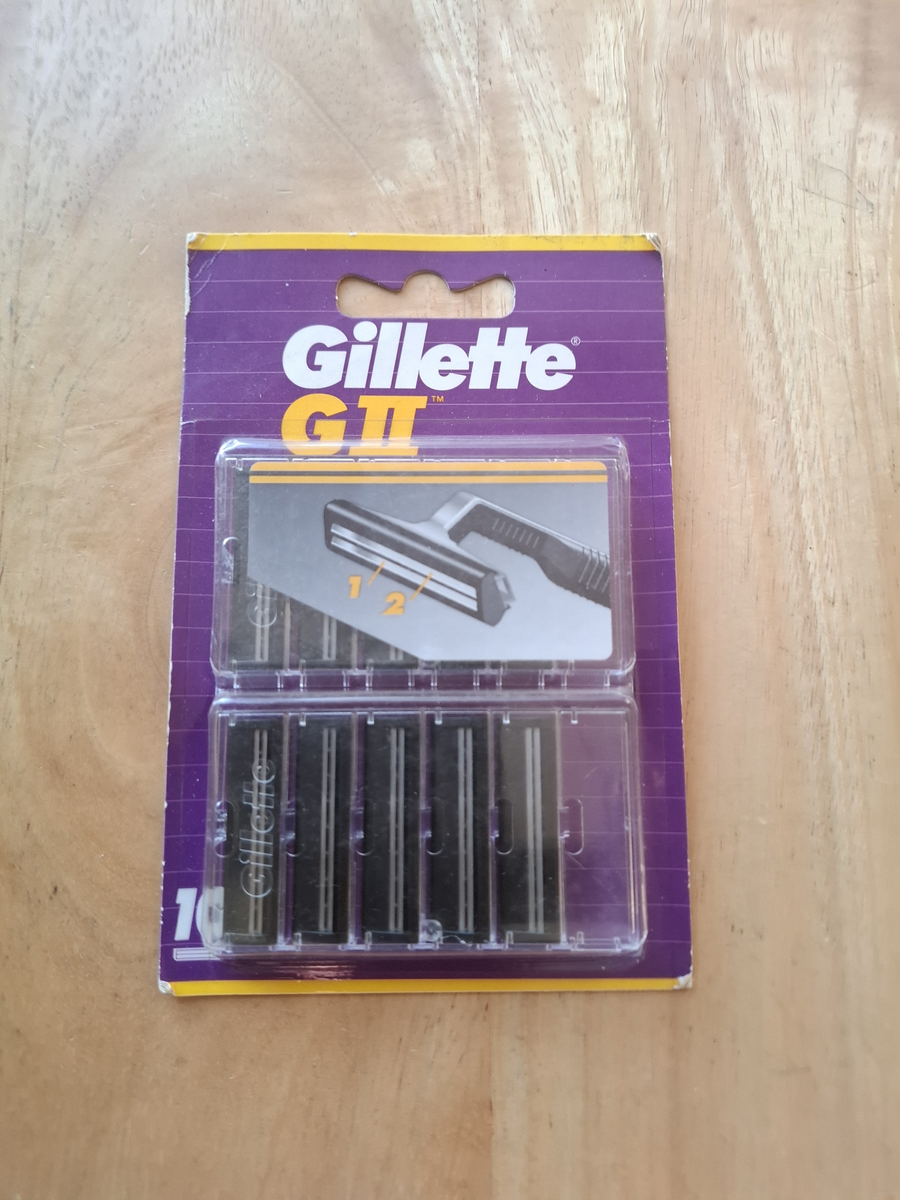 Gillette GII card front, showing purple livery, twin-blade instructional graphic and ten-cartridge tray