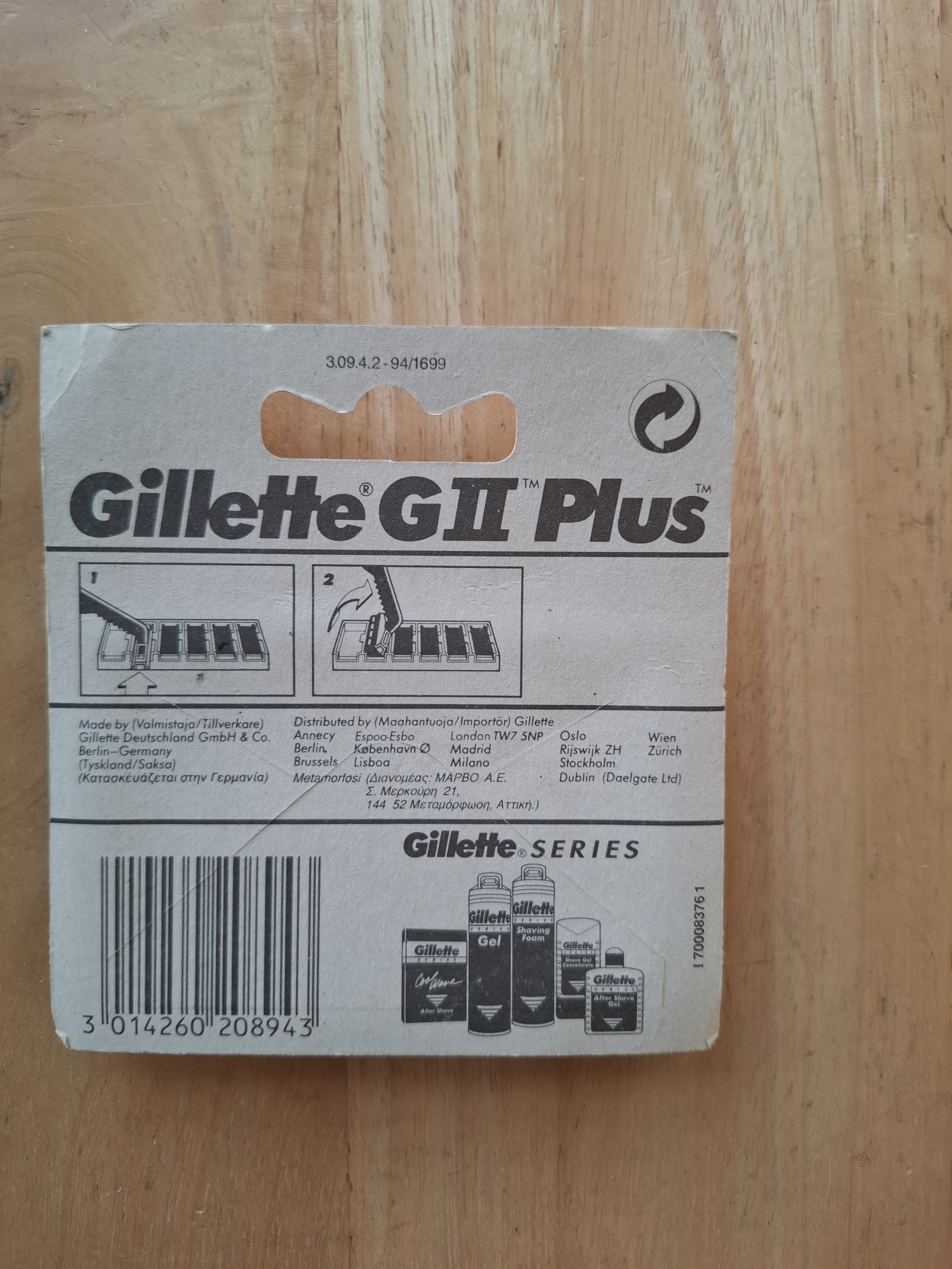 Gillette GII Plus card back, showing barcode, batch code, distributor list and two-step instructional pictogram